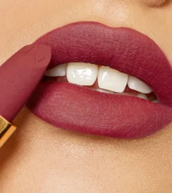 Barra de labios Matte Pleasure - Karma Red><noscript><img width=