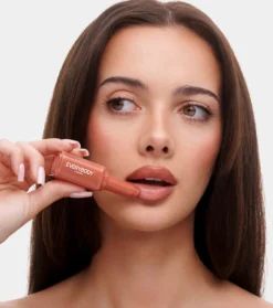 Barra de labios voluminizadora - Cinnamon Nude><noscript><img width=