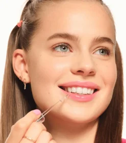 Brillo de labios voluminizador Glass Shine What The Fake! - 01: Oh So Glassy><noscript><img width=