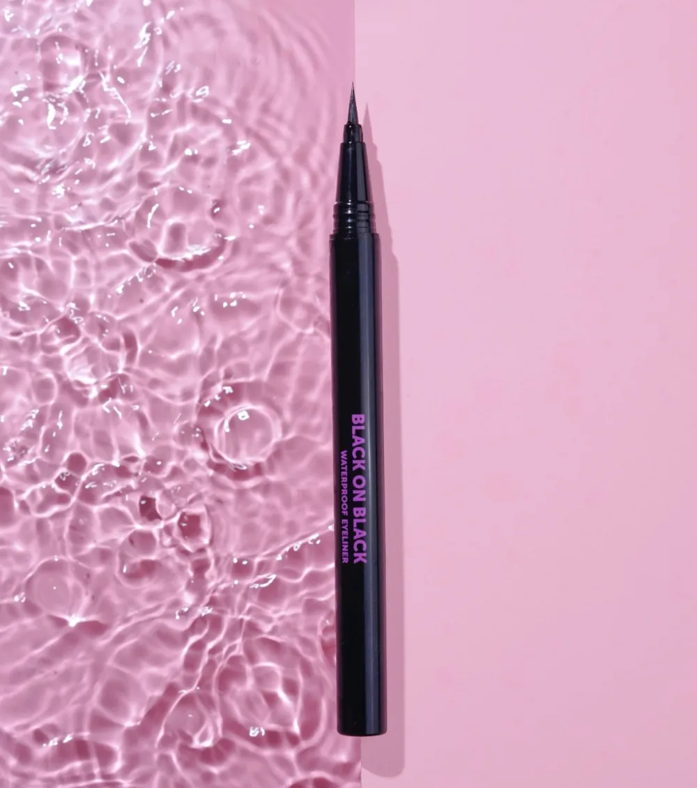 Delineador de ojos waterproof Black on Black>CORAZONA