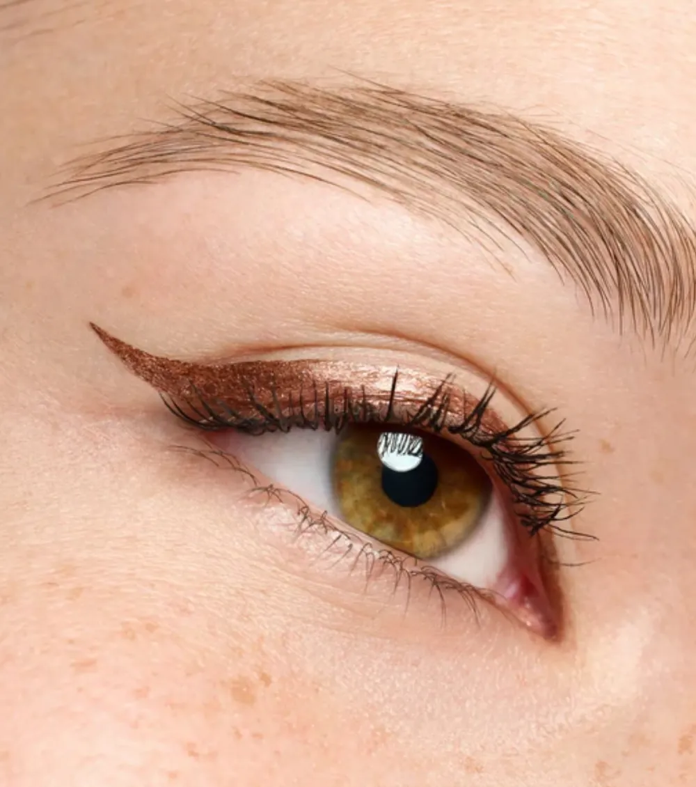 Eyeliner líquido metálico COLOUR it! - 01: Burnished Bronze>essence New