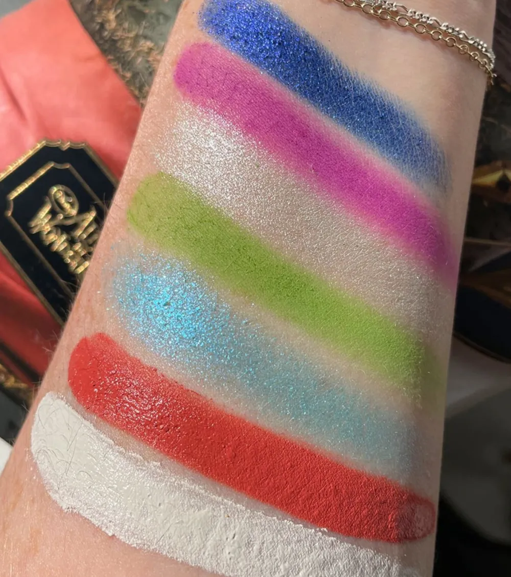 Revolution - *Alice in Wonderland* - Paleta de rostro Mad Hatter>Makeup Revolution