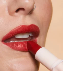Revolution - Barra de labios satinada Lip Allure Soft Satin - CEO Brick Red><noscript><img width=
