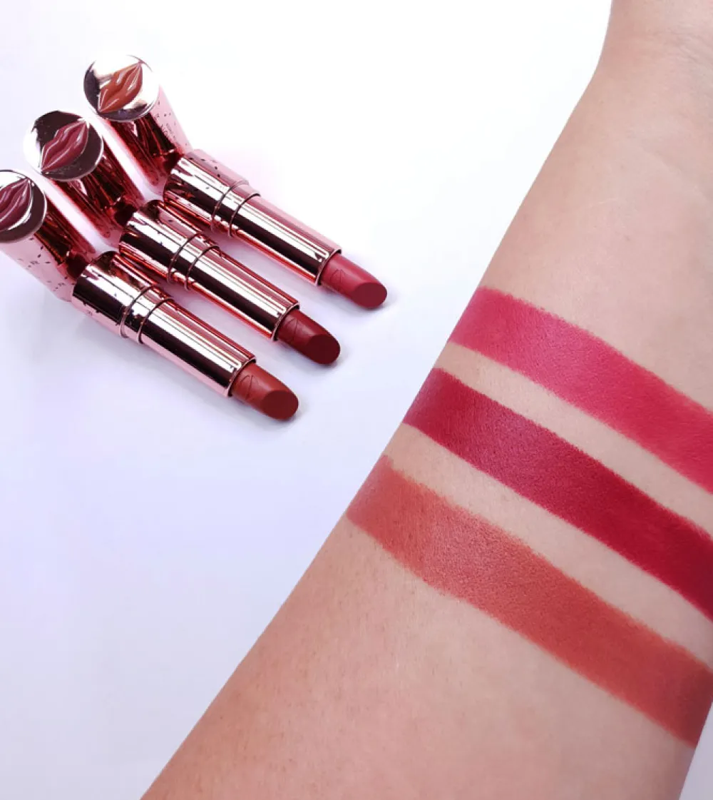 Revolution - *Soft Glamour* - Barra de Labios Satin Kiss - Rose>Makeup Revolution New